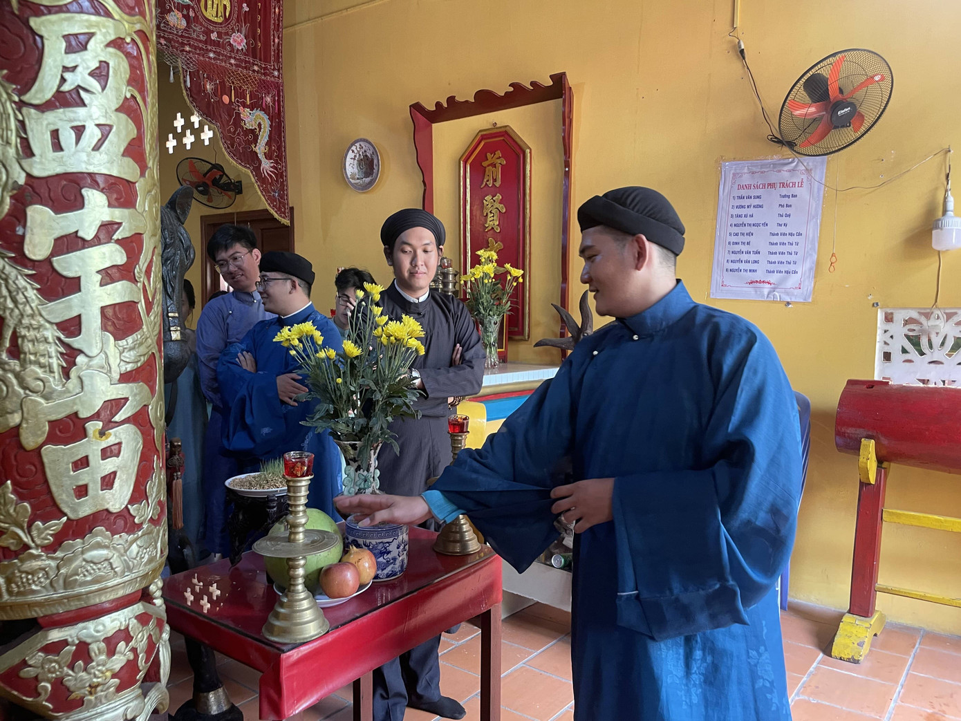 Lớp học diễn ra trong Đình Phú Thạnh (Q. 3, TP. HCM).