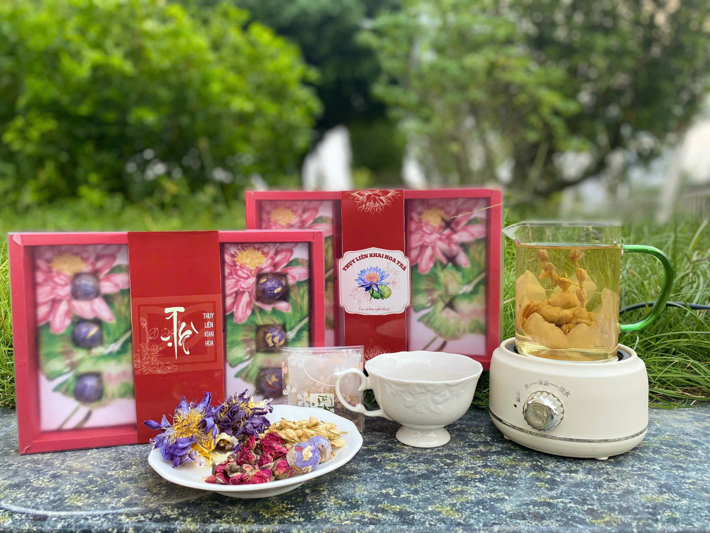 Sản phẩm trà nở hoa nghệ thuật từ hoa súng xanh.