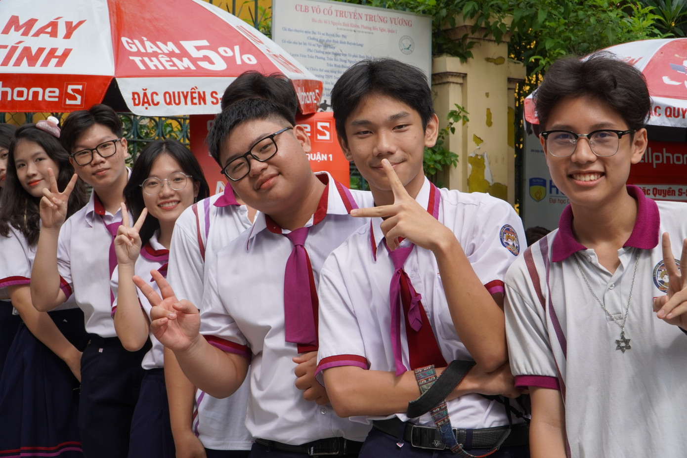 Các bạn học sinh trường THPT Trưng Vương (Q. 1) cũng tham gia tiếp sức các anh chị. Các bạn học sinh trường THPT Trưng Vương (Q. 1) cũng tham gia tiếp sức các anh chị.
