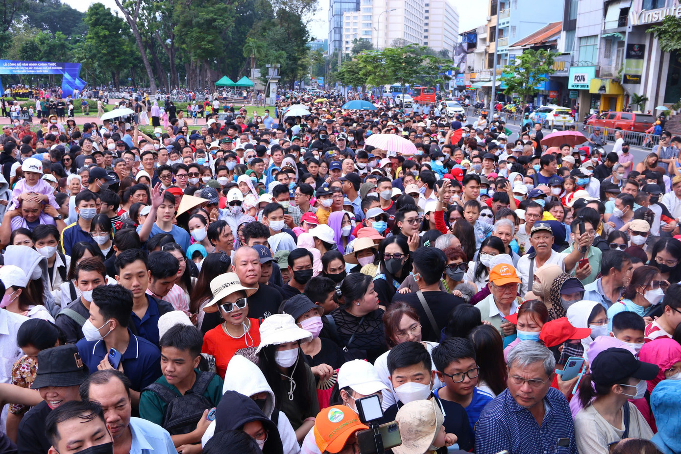 Hàng dài người đội nắng xếp hàng để chờ đến lượt xuống ga Bến Thành trải nghiệm.