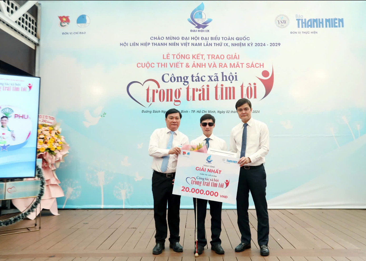 Tác phẩm “Sự thấu hiểu và yêu thương dẫn lối…” của tác giả Huỳnh Hữu Cảnh đã xuất sắc vượt qua hàng trăm bài dự thi khác để đạt giải Nhất hạng mục bài dự thi viết, với giải thưởng trị giá 20 triệu đồng. Tác phẩm “Sự thấu hiểu và yêu thương dẫn lối…” của tác giả Huỳnh Hữu Cảnh đã xuất sắc vượt qua hàng trăm bài dự thi khác để đạt giải Nhất hạng mục bài dự thi viết, với giải thưởng trị giá 20 triệu đồng.