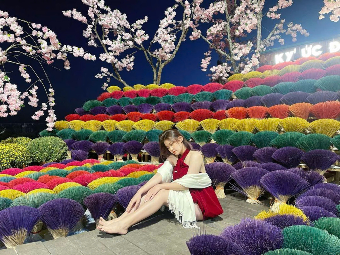 Kim Anh Lưu xem những quán cà phê mình đến như hành trình trở về những giá trị xưa cũ, đồng thời có những bức hình nhẹ nhàng nhưng đầy ấn tượng.