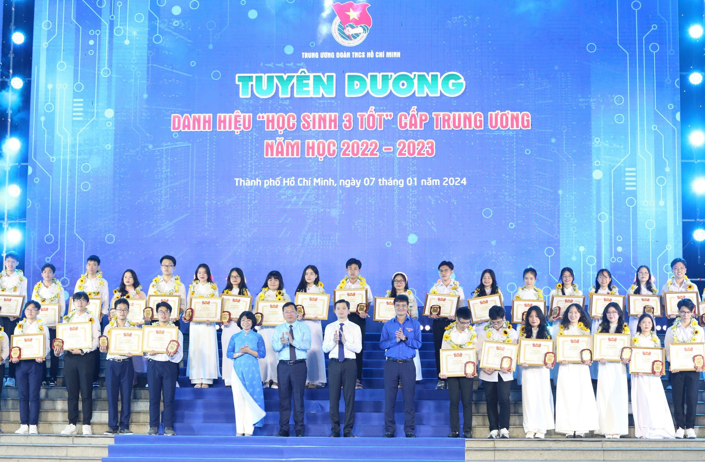 99 học sinh tiêu biểu đạt danh hiệu 'Học sinh 3 tốt' được vinh danh tại chương trình. (Ảnh: Ngô Tùng)