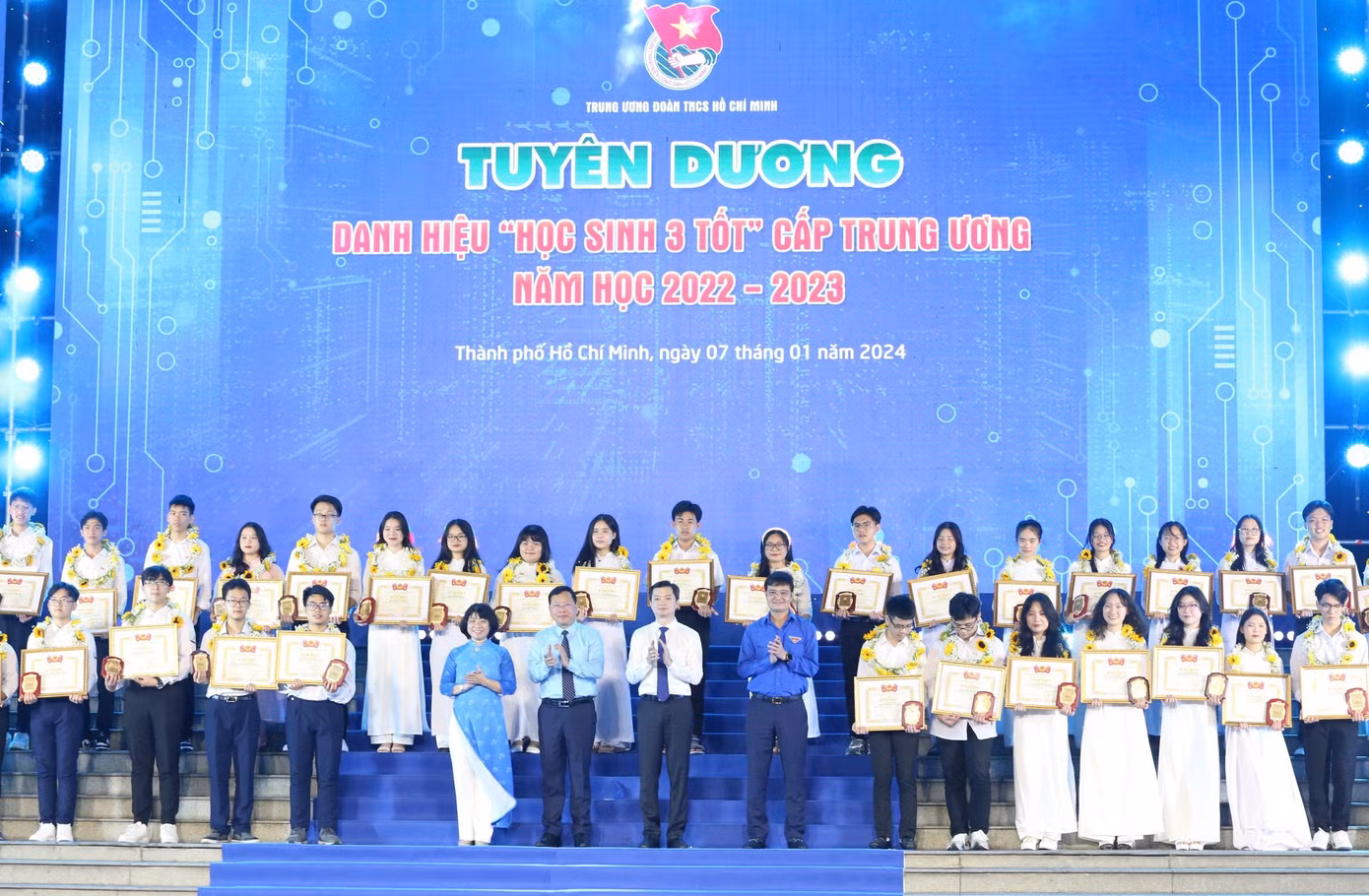 99 học sinh tiêu biểu đạt danh hiệu 'Học sinh 3 tốt' được vinh danh tại chương trình. (Ảnh: Ngô Tùng) 99 học sinh tiêu biểu đạt danh hiệu 'Học sinh 3 tốt' được vinh danh tại chương trình. (Ảnh: Ngô Tùng)