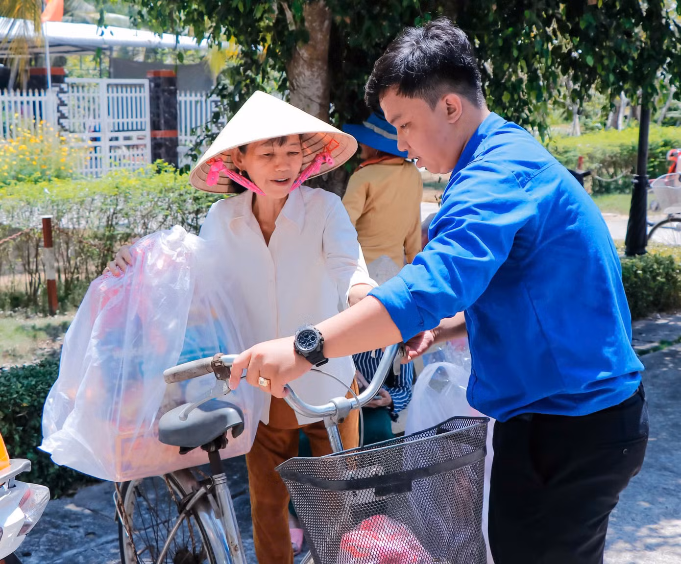 Ngọc Quý trân trọng việc tạo ra những giá trị có ích cho cộng đồng. Ngọc Quý trân trọng việc tạo ra những giá trị có ích cho cộng đồng.
