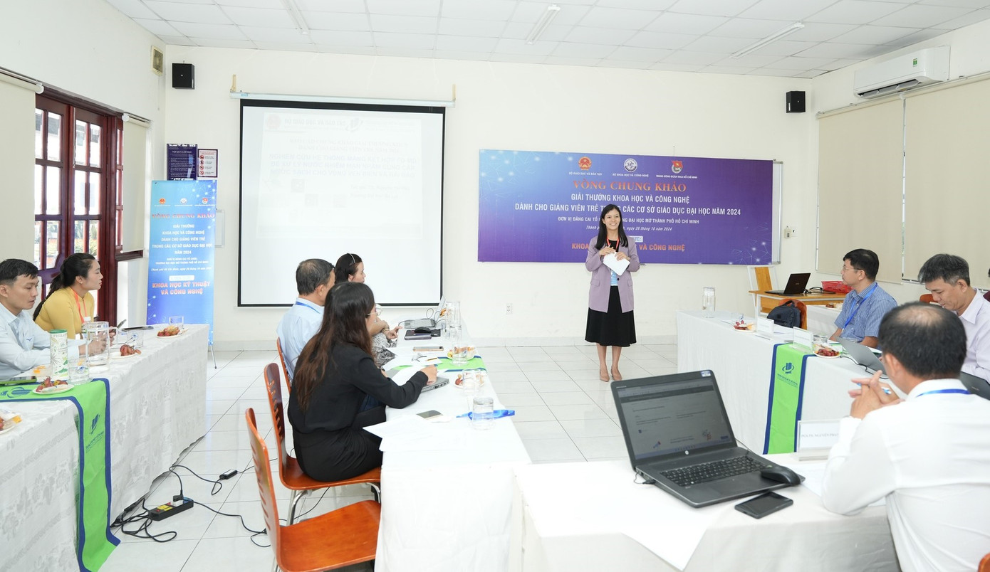 Các giảng viên trẻ trình bày dự án trước Hội đồng Giải thưởng.