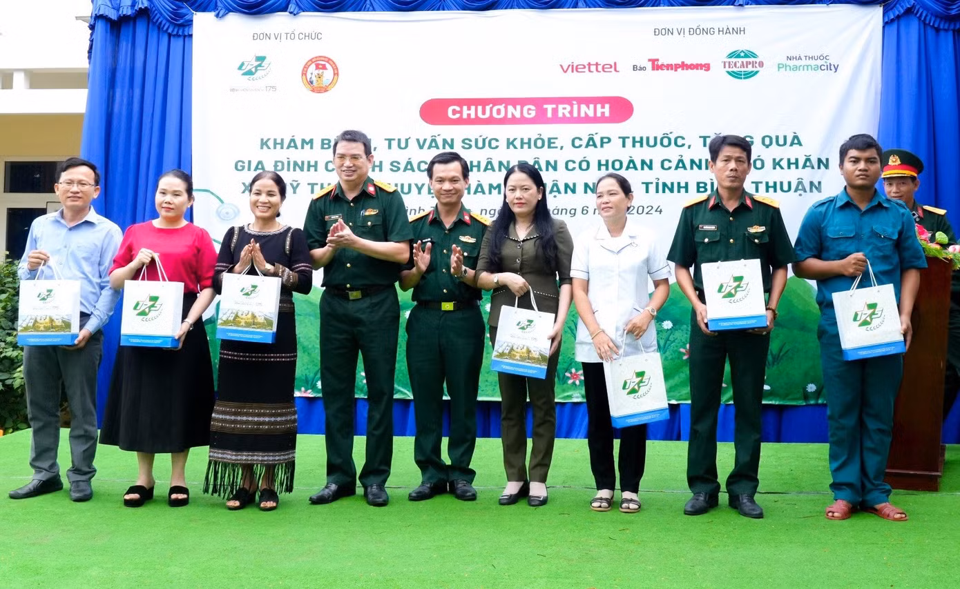 Lãnh đạo Bệnh viện 175 thay mặt Ban Tổ chức gửi đến những phần quà cho các gia đình cán bộ, người dân thuộc gia đình chính sách tại địa phương.