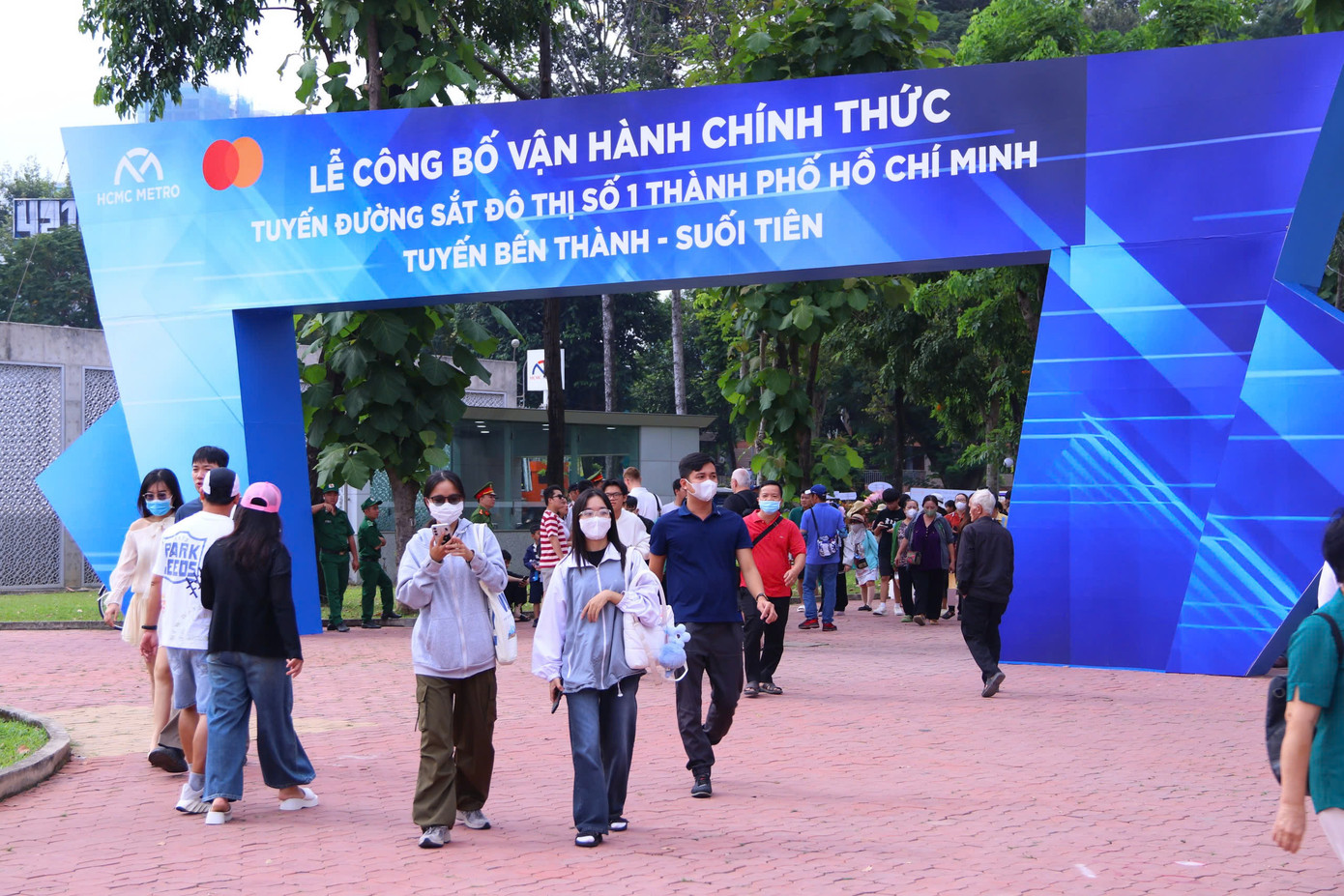 Các bạn trẻ thích thú chụp ảnh check-in tại khuôn viên nhà Ga Bến Thành.