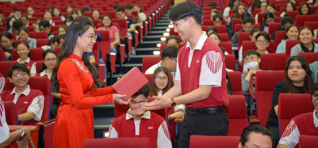 Sinh viên phấn khởi nhận quà Tết từ lãnh đạo nhà trường trao tặng.