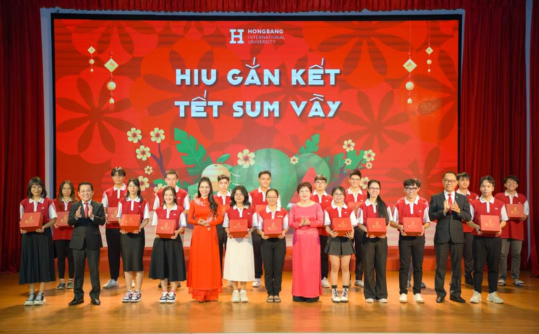 Trường ĐH Quốc tế Hồng Bàng trao hơn 15.000 phần quà Tết đến toàn bộ sinh viên trường.