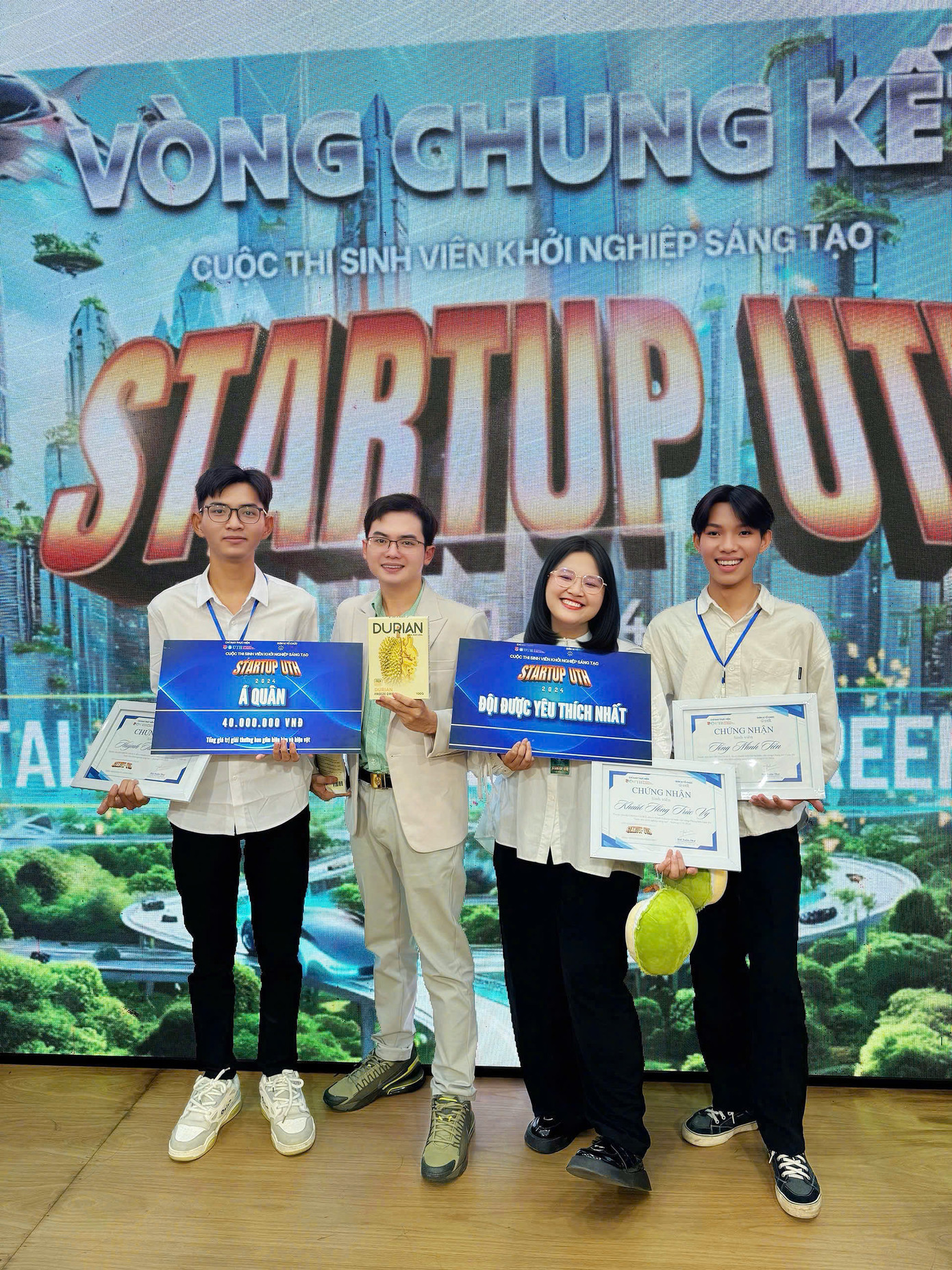 Nhóm giành giải Á quân cuộc thi ‘STARTUP UTH 2024’.