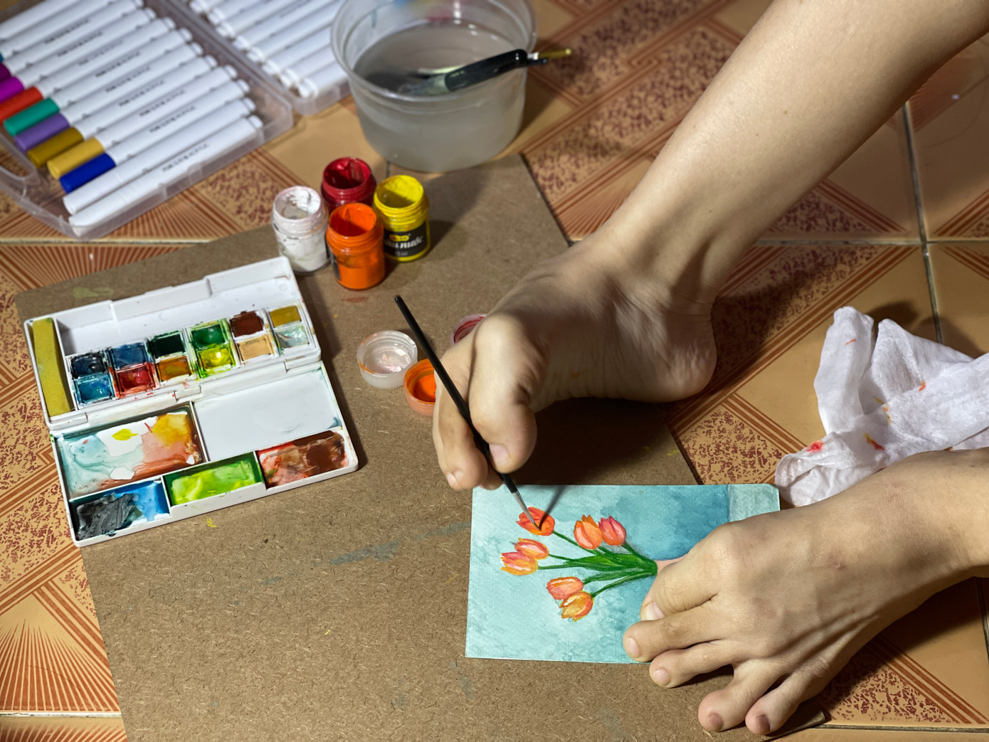 Chị Hoa kiên trì vẽ... Chị Hoa kiên trì vẽ...