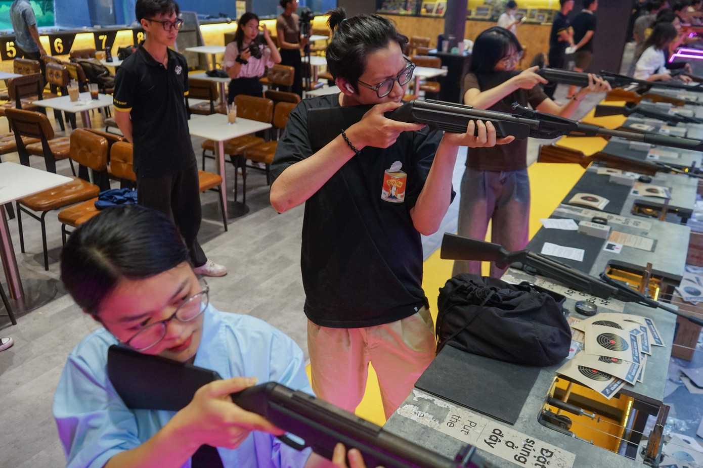 Những ngày gần đây, nhiều bạn trẻ tại TP. HCM hay rủ nhau đi đến những câu lạc bộ bắn súng hơi để xả stress vào những lúc rảnh rỗi.
