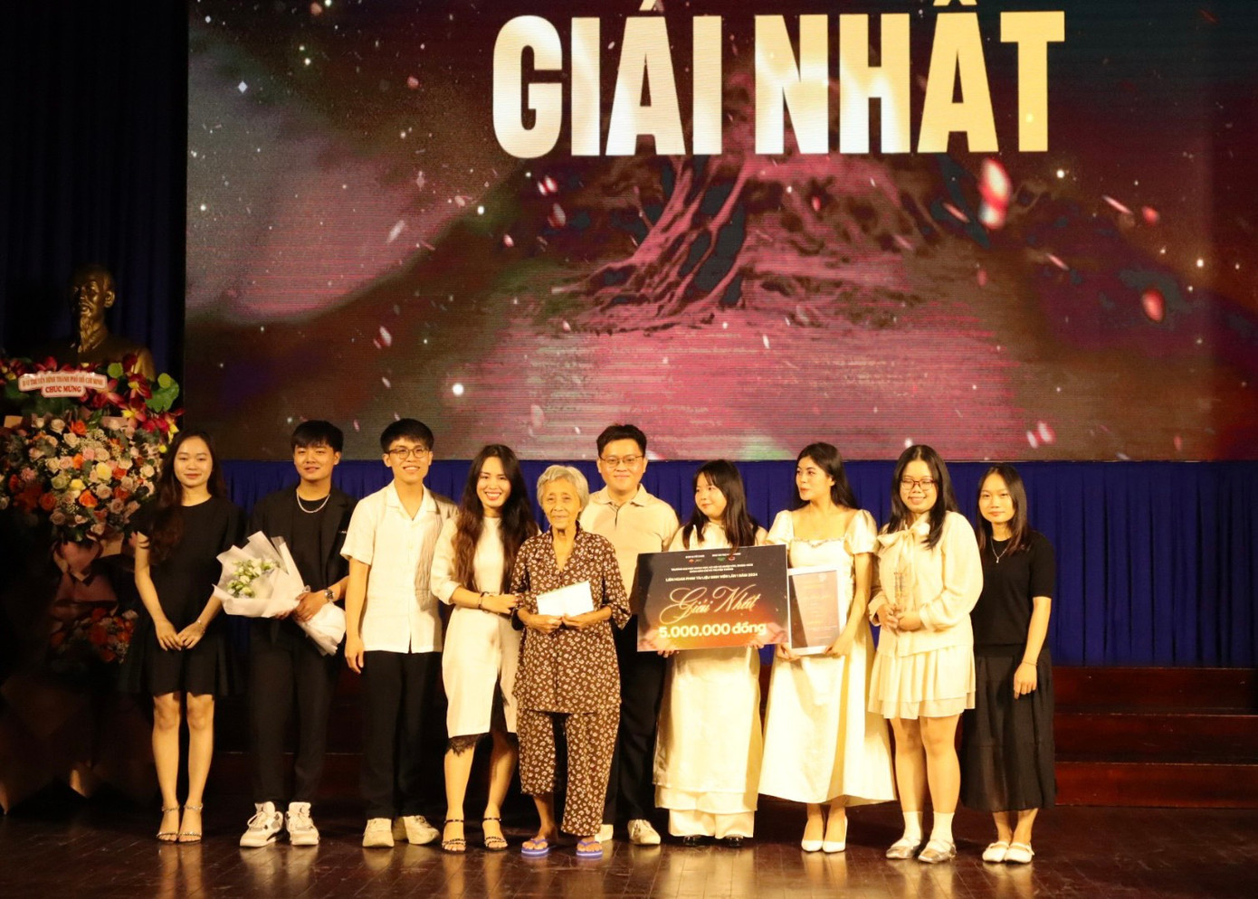 Bộ phim Nội Mai giành giải Nhất. Bộ phim Nội Mai giành giải Nhất.