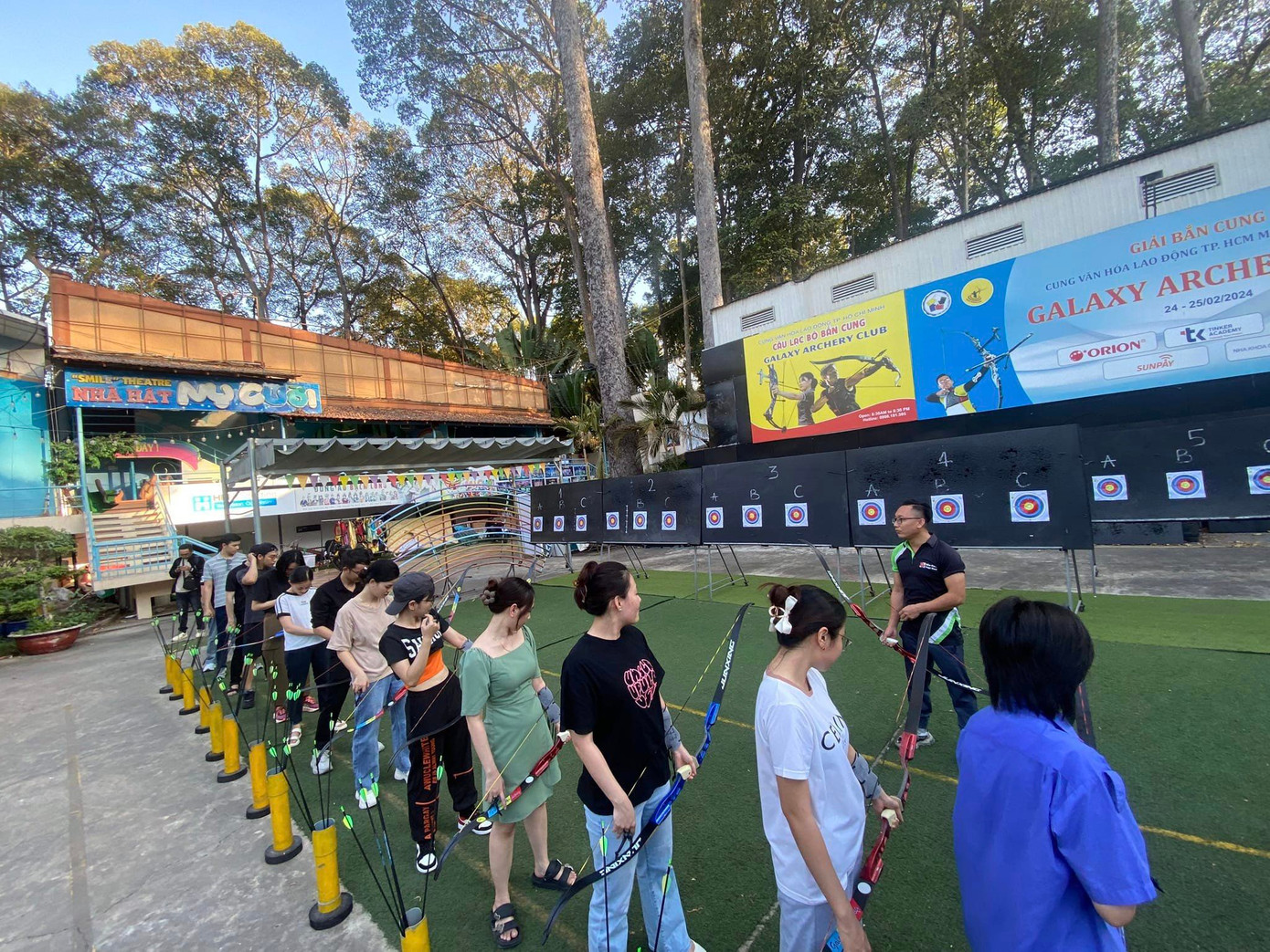 Tại Việt Nam, bộ môn này cũng đang thu hút đông đảo sự tham gia của giới trẻ, đặc biệt là trong các câu lạc bộ thể thao, những năm gần đây. Sự hấp dẫn của bắn cung không chỉ đến từ tính linh hoạt, phù hợp với mọi lứa tuổi, không phân biệt giới tính, mà còn bởi đây là một môn thể thao dễ tiếp cận, giúp người chơi rèn luyện tinh thần và kỹ năng tập trung.