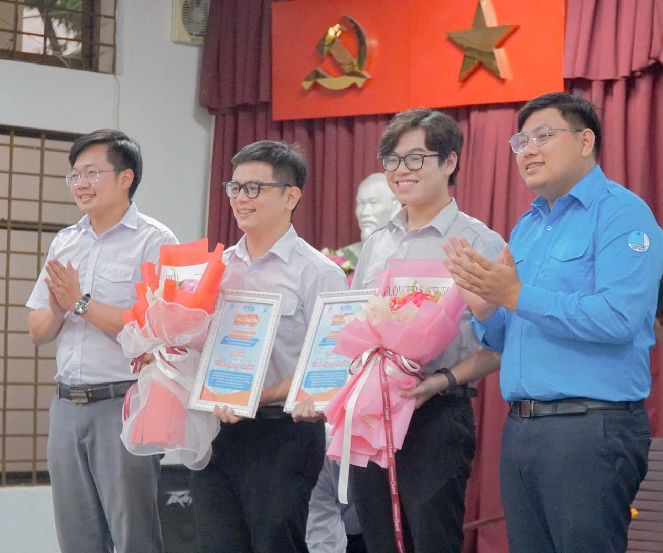 Đại diện Hội Sinh viên TP. HCM tặng hoa cho 2 khách mời tham gia chương trình. Đại diện Hội Sinh viên TP. HCM tặng hoa cho 2 khách mời tham gia chương trình.