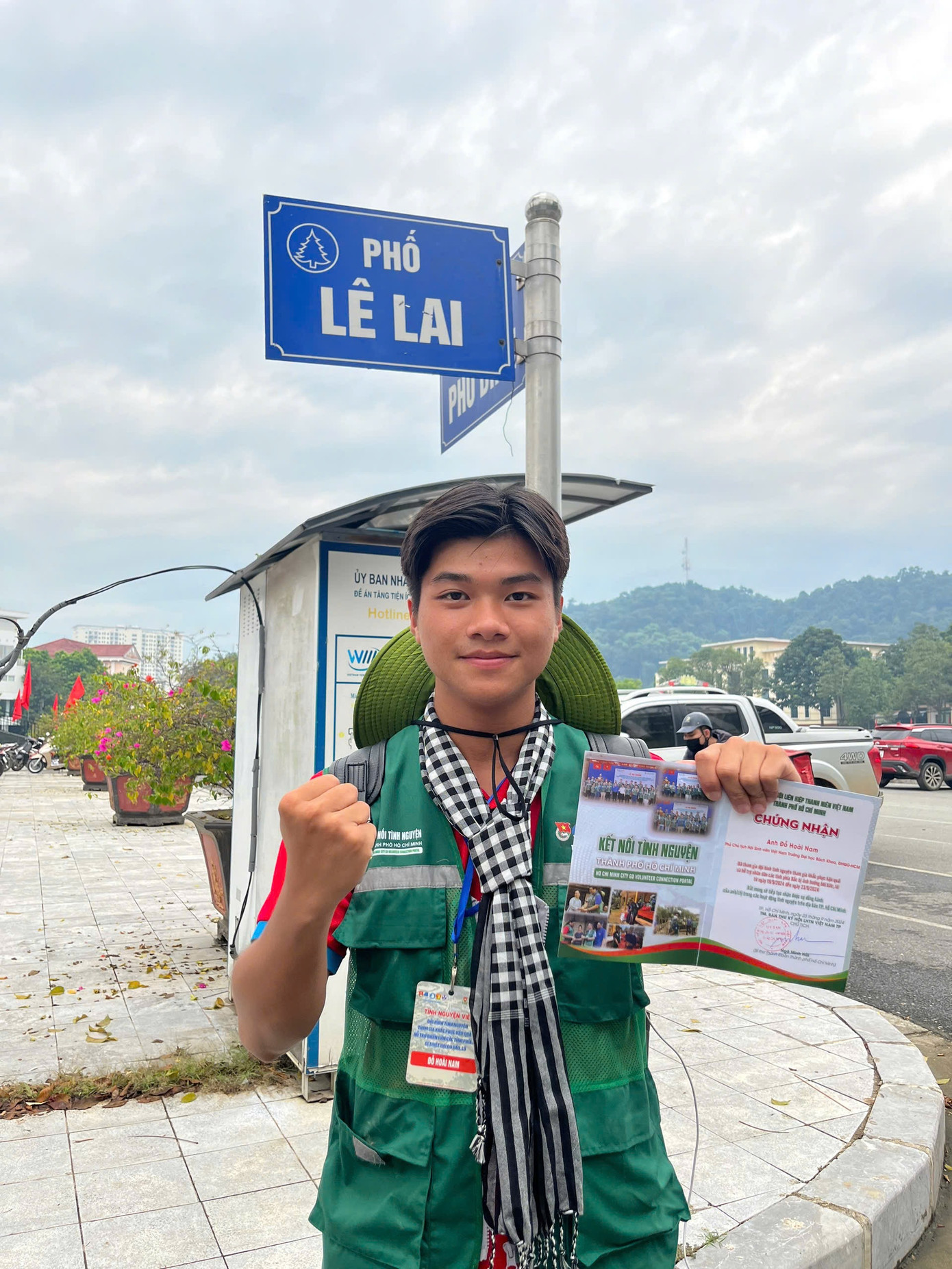 Hoài Nam đã tham gia hoạt động tình nguyện hỗ trợ nhân dân các tỉnh phía Bắc khắc phục hậu quả sau bão Yagi.