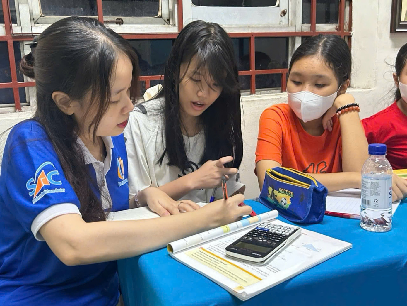 Câu nói mà Hoàng Mai đặt làm “kim chỉ nam” trong cuộc sống là: “Do what you love, love what you do” (Làm những việc bạn yêu, yêu những việc bạn làm). Câu nói mà Hoàng Mai đặt làm “kim chỉ nam” trong cuộc sống là: “Do what you love, love what you do” (Làm những việc bạn yêu, yêu những việc bạn làm).