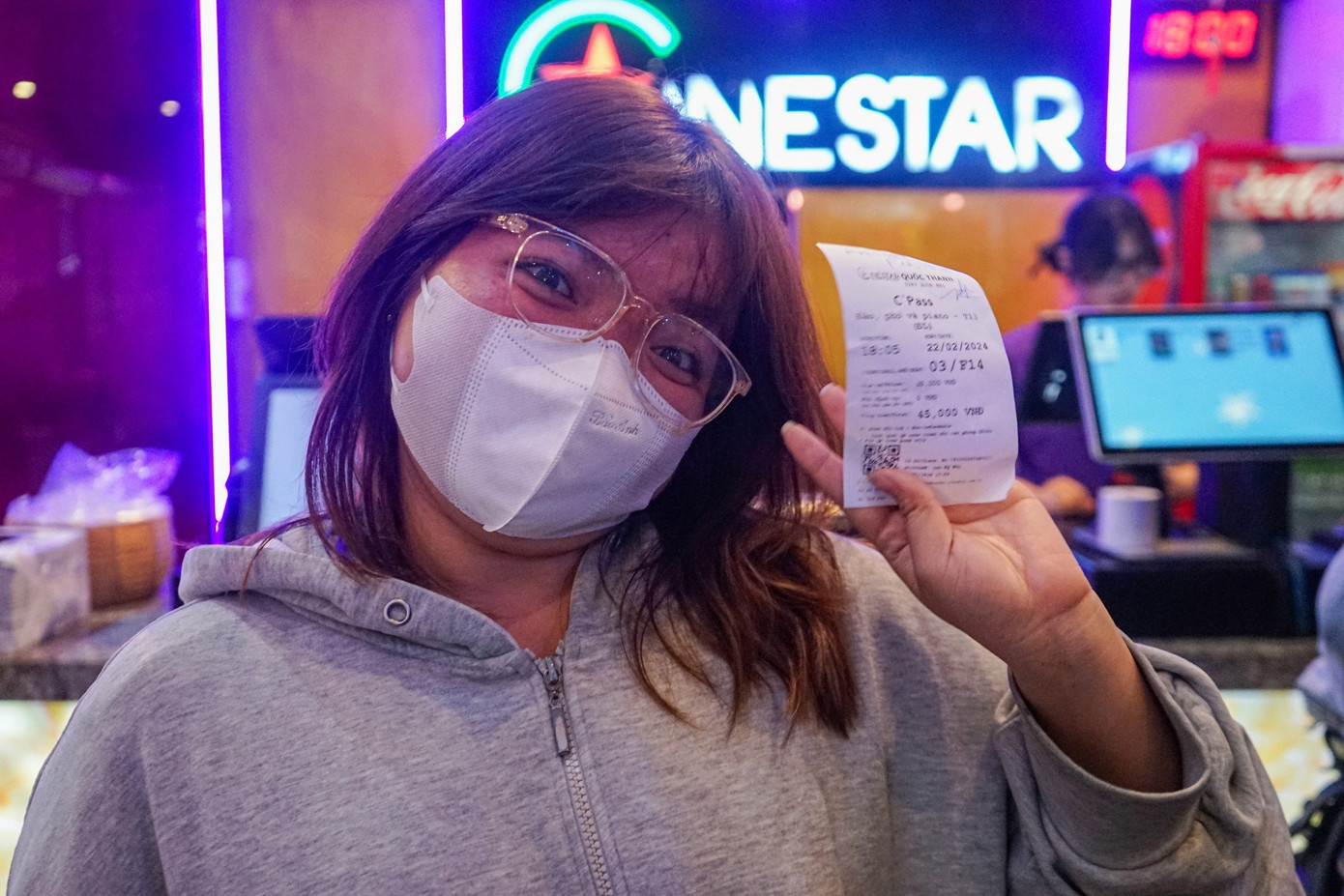 “Ban đầu, mình chạy qua rạp Cinestar bên quận 1 và một cụm rạp khác bên Gò Vấp thì đều để hết vé. Sau khi chạy qua bên cụm rạp này, đứng xếp hàng tận 1 giờ thì mình cũng đã mua được vé xem phim Đào, phở và piano", Bảo Phương (Q. Bình Thạnh) chia sẻ.