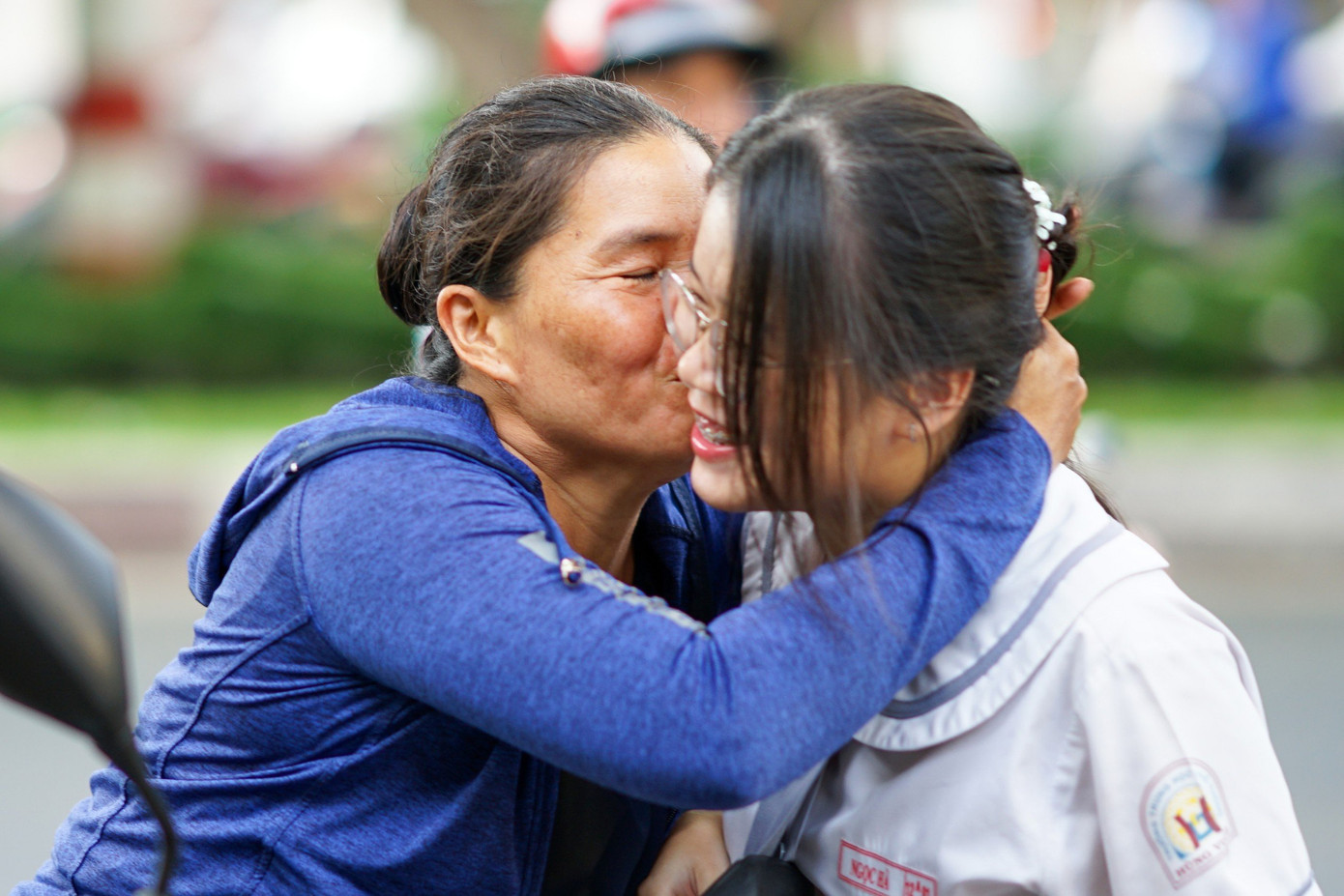 Trong buổi sáng thi môn Ngữ văn, một sĩ tử tại điểm trường THPT Hùng Vương (Q. 5) được mẹ trao cho nụ hôn để cổ vũ tinh thần 'vượt vũ môn' thành công.