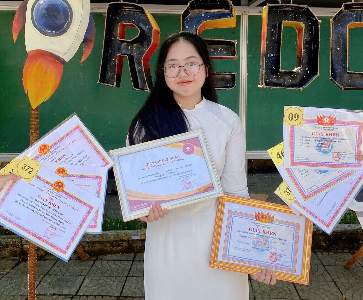 Nguyễn Phúc Nhật Ánh đạt được được nhiều thành tích nổi bật khi còn ngồi trên ghế nhà trường. Ảnh: NVCC