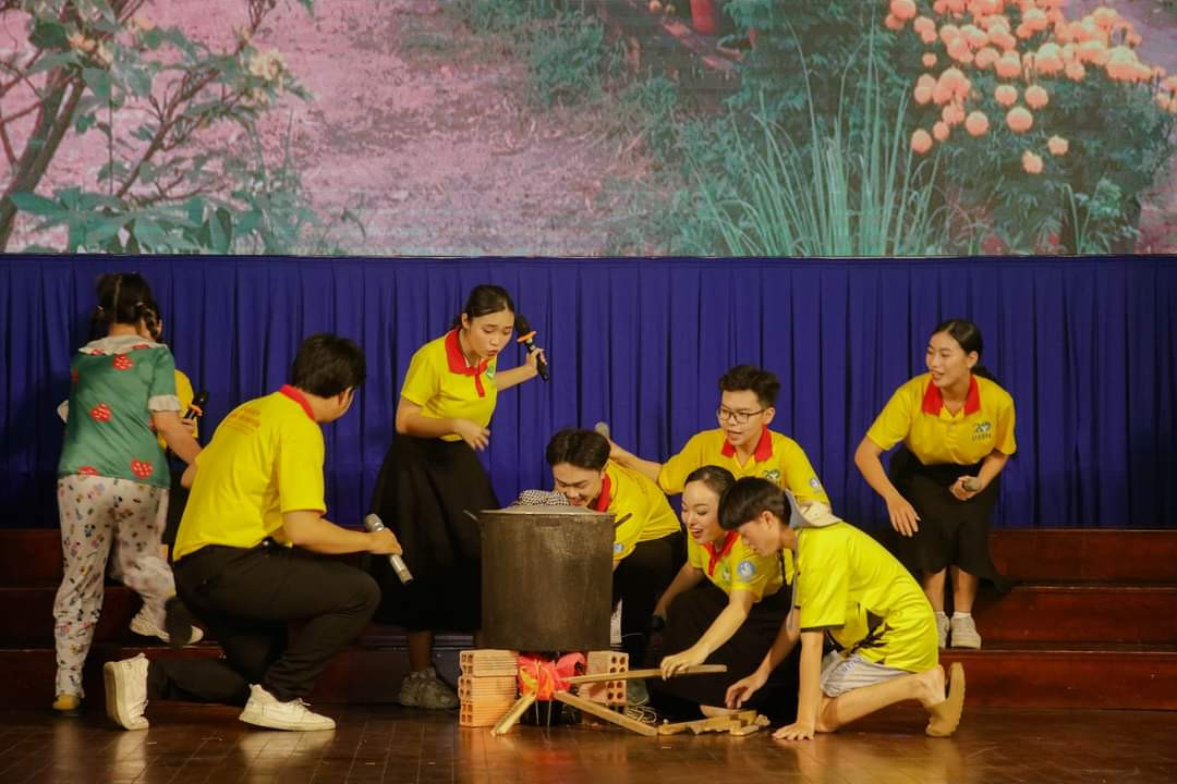 Sinh viên diễn hoạt cảnh nói về các chương trình &apos;Xuân Tình nguyện&apos; mà trường đã thực hiện trong suốt 20 năm qua.