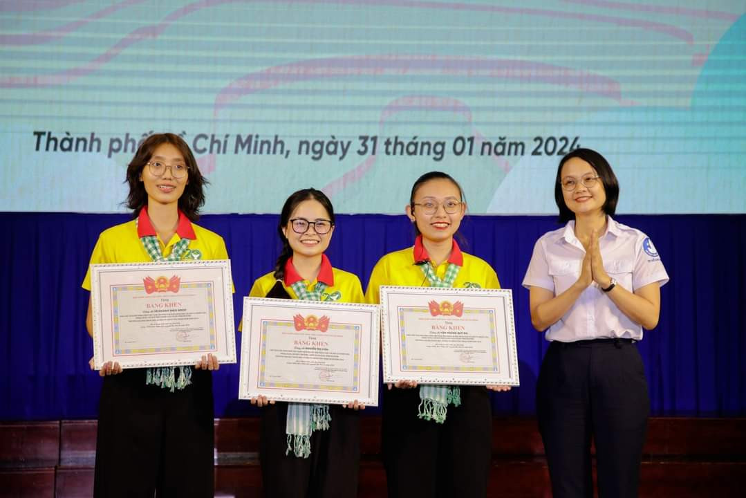 Chị Trần Thu Hà - Phó Bí thư Thành Đoàn, Chủ tịch Hội Sinh viên TP. HCM trao bằng khen cho các sinh viên có thành tích xuất sắc trong hoạt động 'Xuân Tình nguyện' năm 2024.