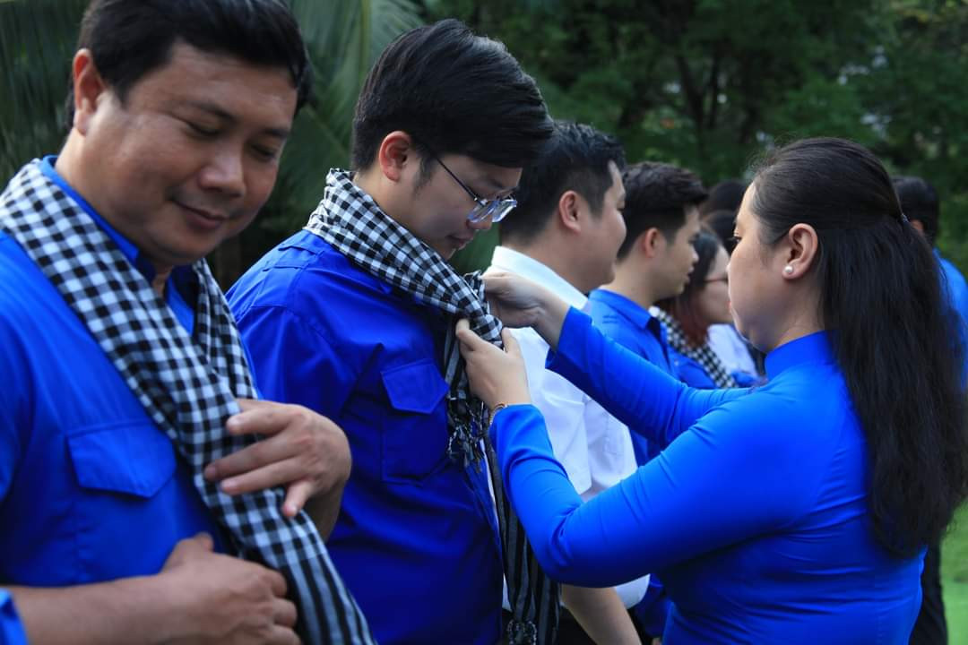 Phó Bí thư Thành Đoàn TP. HCM Trịnh Thị Hiền Trân trao khăn rằn cho những sinh viên tình nguyện. (Ảnh: TLTĐ)