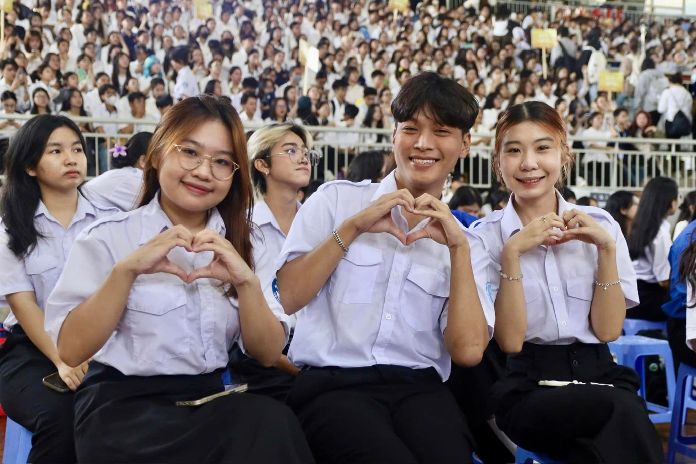 Tân sinh viên phấn khởi tham dự Ngày hội. Tân sinh viên phấn khởi tham dự Ngày hội.