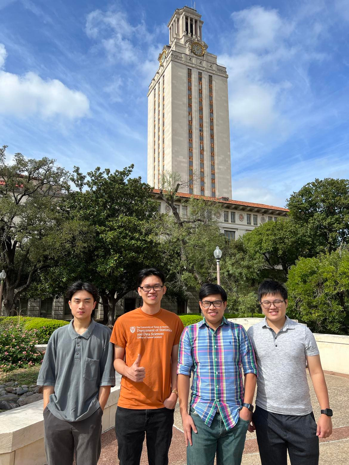 GS Hồ Phạm Minh Nhật (thứ hai, từ phải sang) là giáo sư hướng dẫn Minh Huy tại ĐH Texas ở Austin. (Ảnh: NVCC) GS Hồ Phạm Minh Nhật (thứ hai, từ phải sang) là giáo sư hướng dẫn Minh Huy tại ĐH Texas ở Austin. (Ảnh: NVCC)