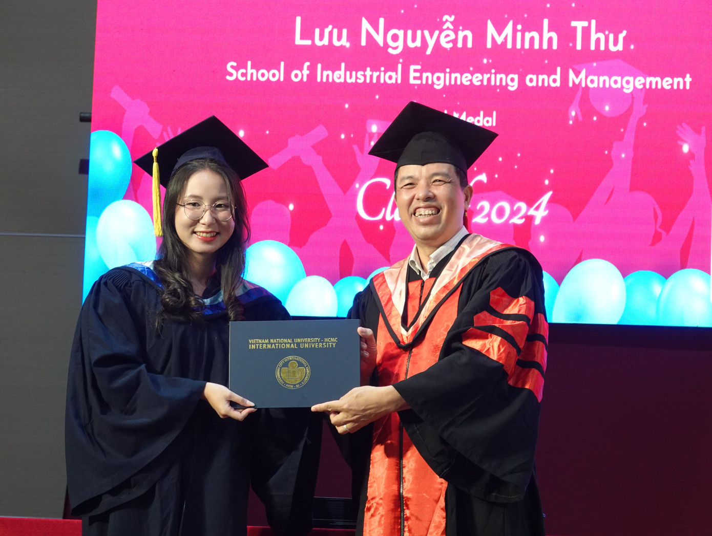 Minh Thư được vinh danh tại Lễ trao bằng tốt nghiệp mới đây. Minh Thư được vinh danh tại Lễ trao bằng tốt nghiệp mới đây.