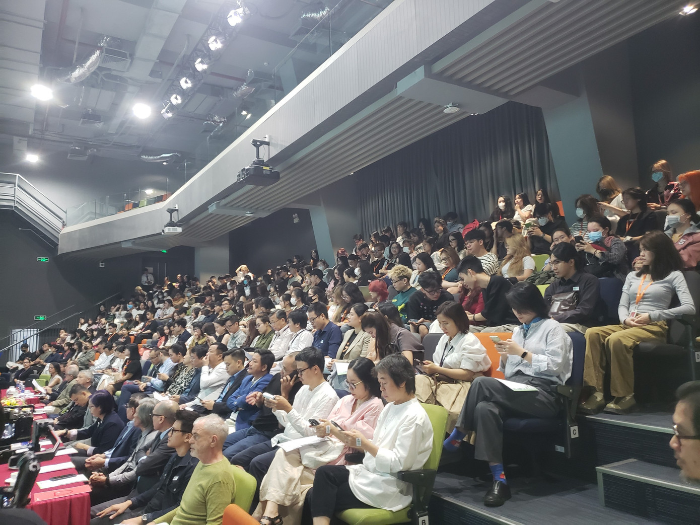 Rất đông sinh viên tham dự, nghe những tham luận của các chuyên gia về Thiết kế quốc tế trình bày.