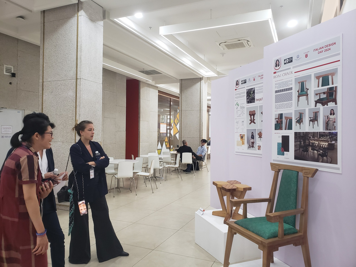 Khách tham quan đang xem những sản phẩm do sinh viên trường ĐH Văn Lang thiết kế.