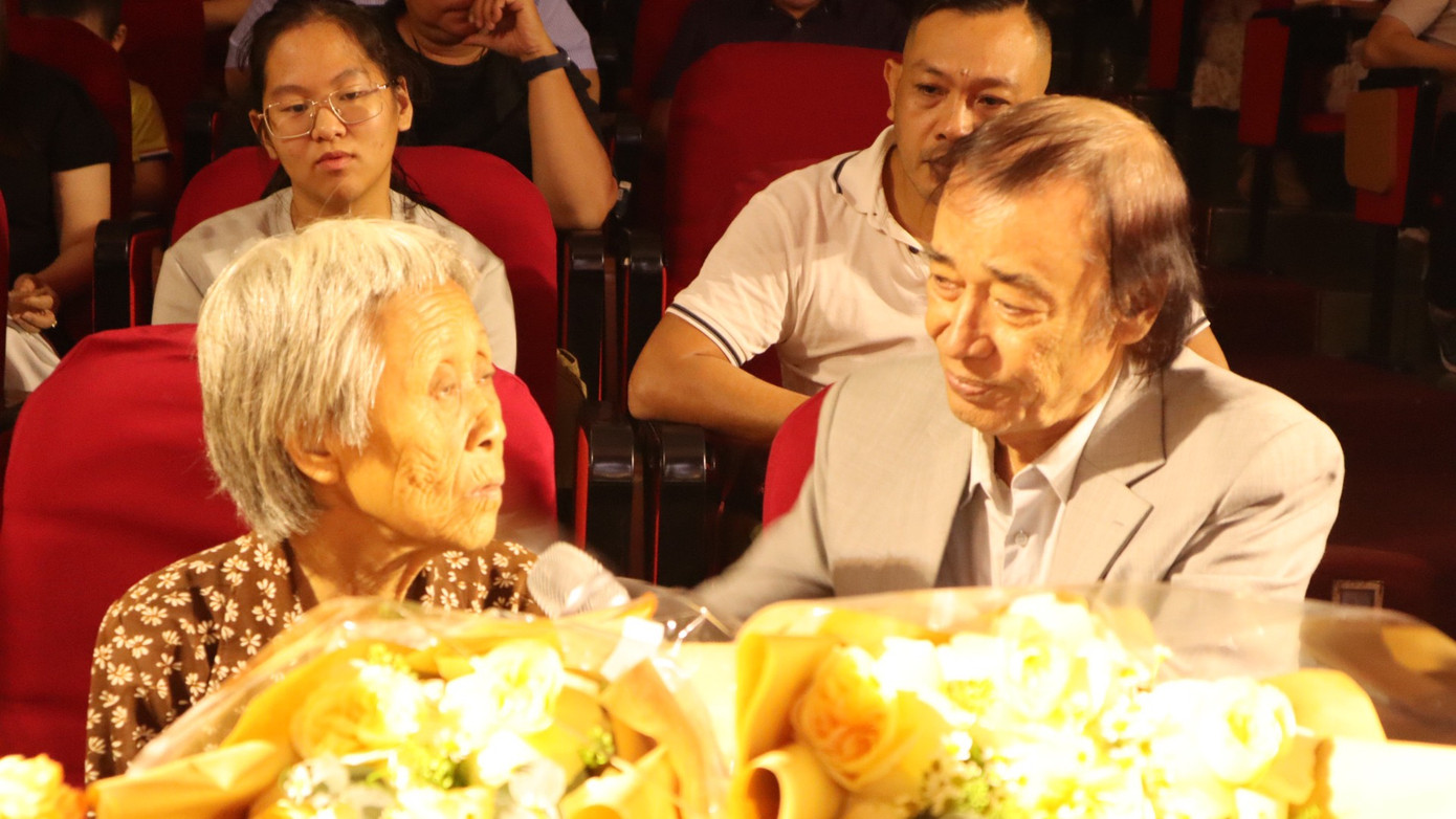 Bà Tuyết Mai có mặt giao lưu với khán giả. Bà Tuyết Mai có mặt giao lưu với khán giả.