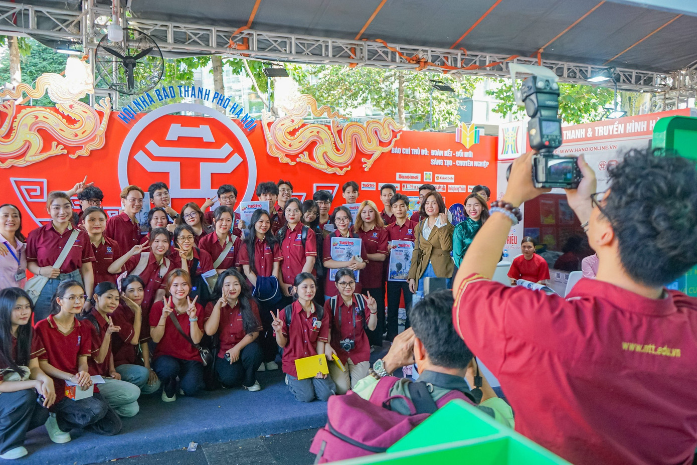 “Những chuyến đi trải nghiệm học tập thực tế như thế này giúp sinh viên dễ tiếp cận các bài học thực tế hơn. Thông qua hoạt động này, các giảng viên có thể giúp sinh viên bộc lộ hết khả năng tiềm ẩn, định hướng phát triển cho sinh viên”, một giảng viên trường ĐH Nguyễn Tất Thành cho biết.