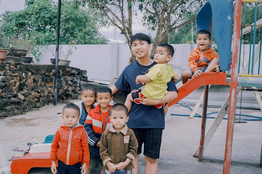 Thanh chơi cùng các em nhỏ ở mái ấm Vinh Sơn. (Ảnh: NVCC) Thanh chơi cùng các em nhỏ ở mái ấm Vinh Sơn. (Ảnh: NVCC)