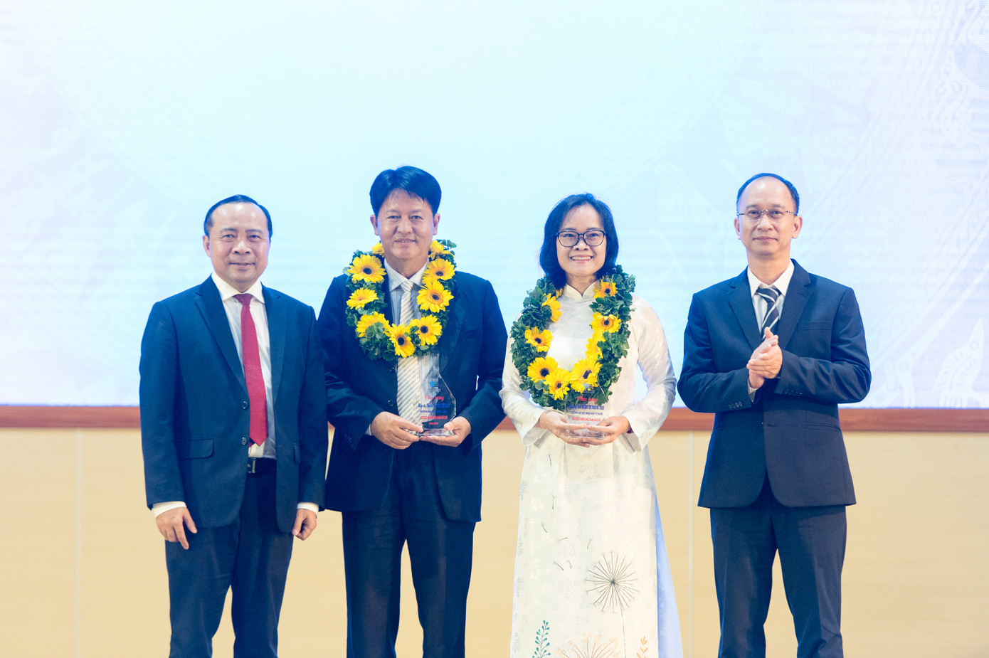 ĐHQG TP. HCM vinh danh 2 tân Giáo sư năm 2023: GS. TS Nguyễn Hữu Lộc (trường ĐH Bách khoa) và GS. TS Đặng Thị Phương Thảo (trường ĐH KHTN).