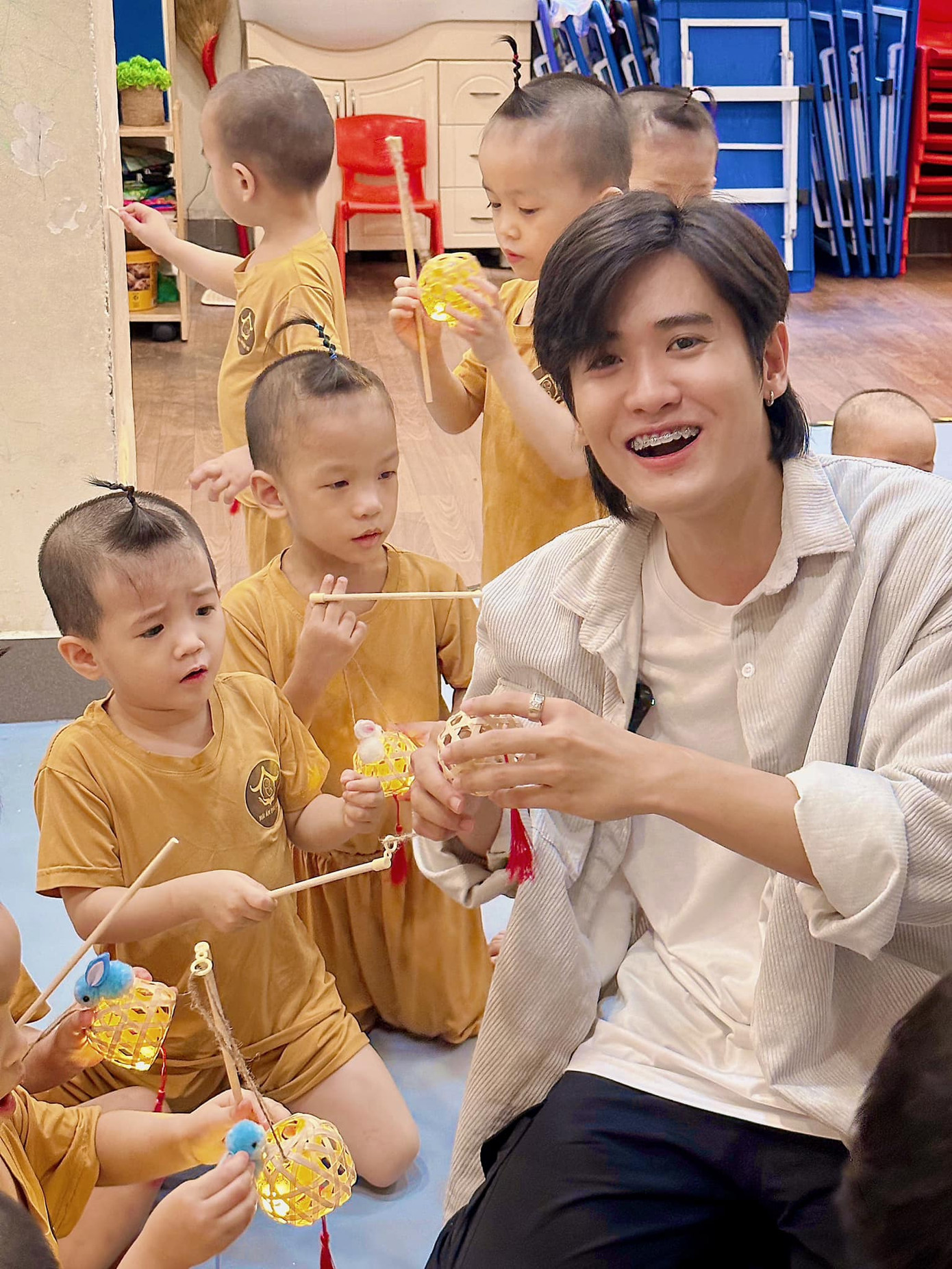 Nhựt Quan mang Trung Thu đến mái ấm có 67 trẻ em mồ côi. Nhựt Quan mang Trung Thu đến mái ấm có 67 trẻ em mồ côi.