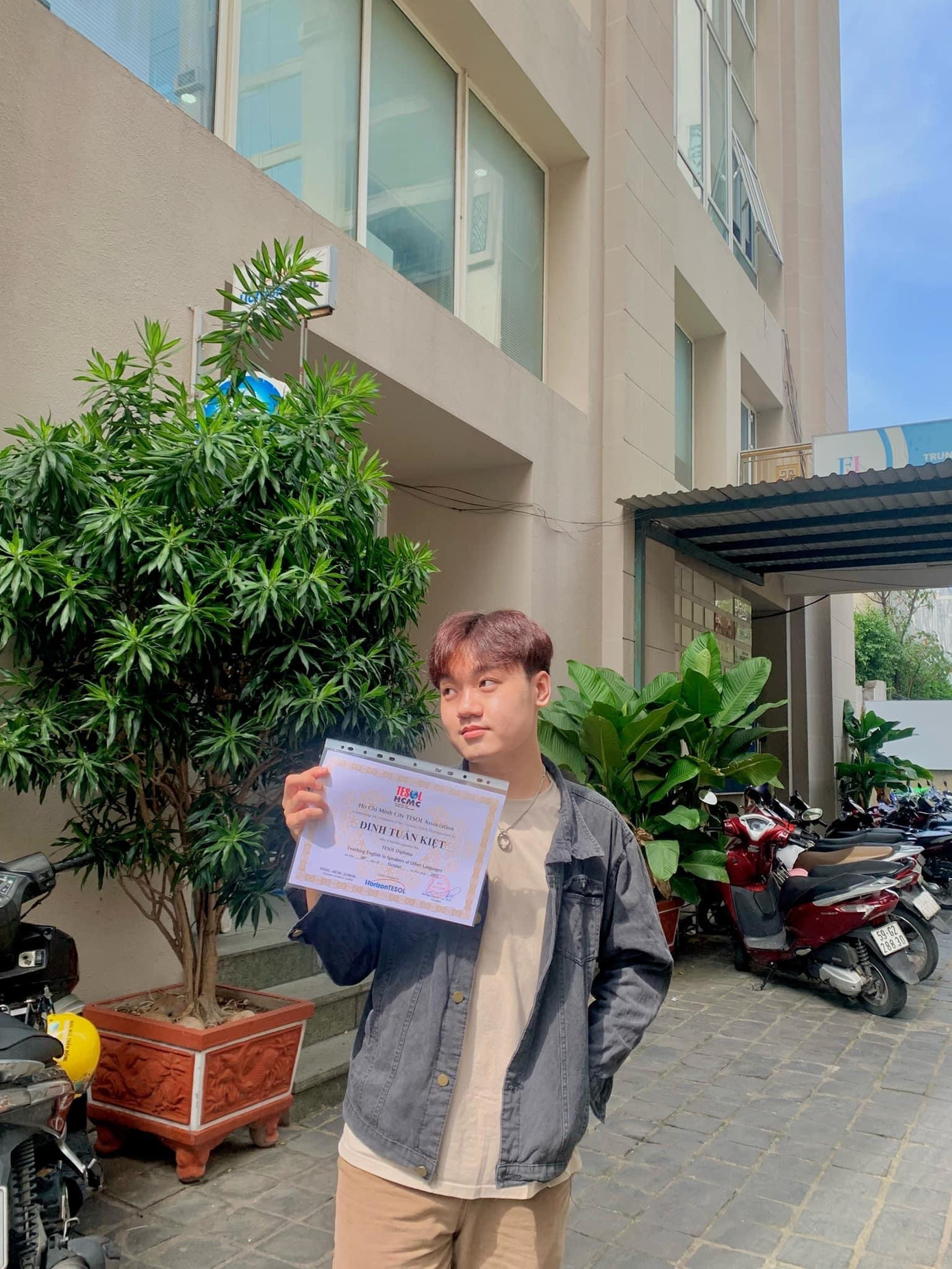 Tuấn Kiệt sở hữu chứng chỉ TESOL (chứng chỉ Quốc tế về phương pháp giảng dạy tiếng Anh dành cho giáo viên) khi mới là sinh viên năm thứ hai. Tuấn Kiệt sở hữu chứng chỉ TESOL (chứng chỉ Quốc tế về phương pháp giảng dạy tiếng Anh dành cho giáo viên) khi mới là sinh viên năm thứ hai.