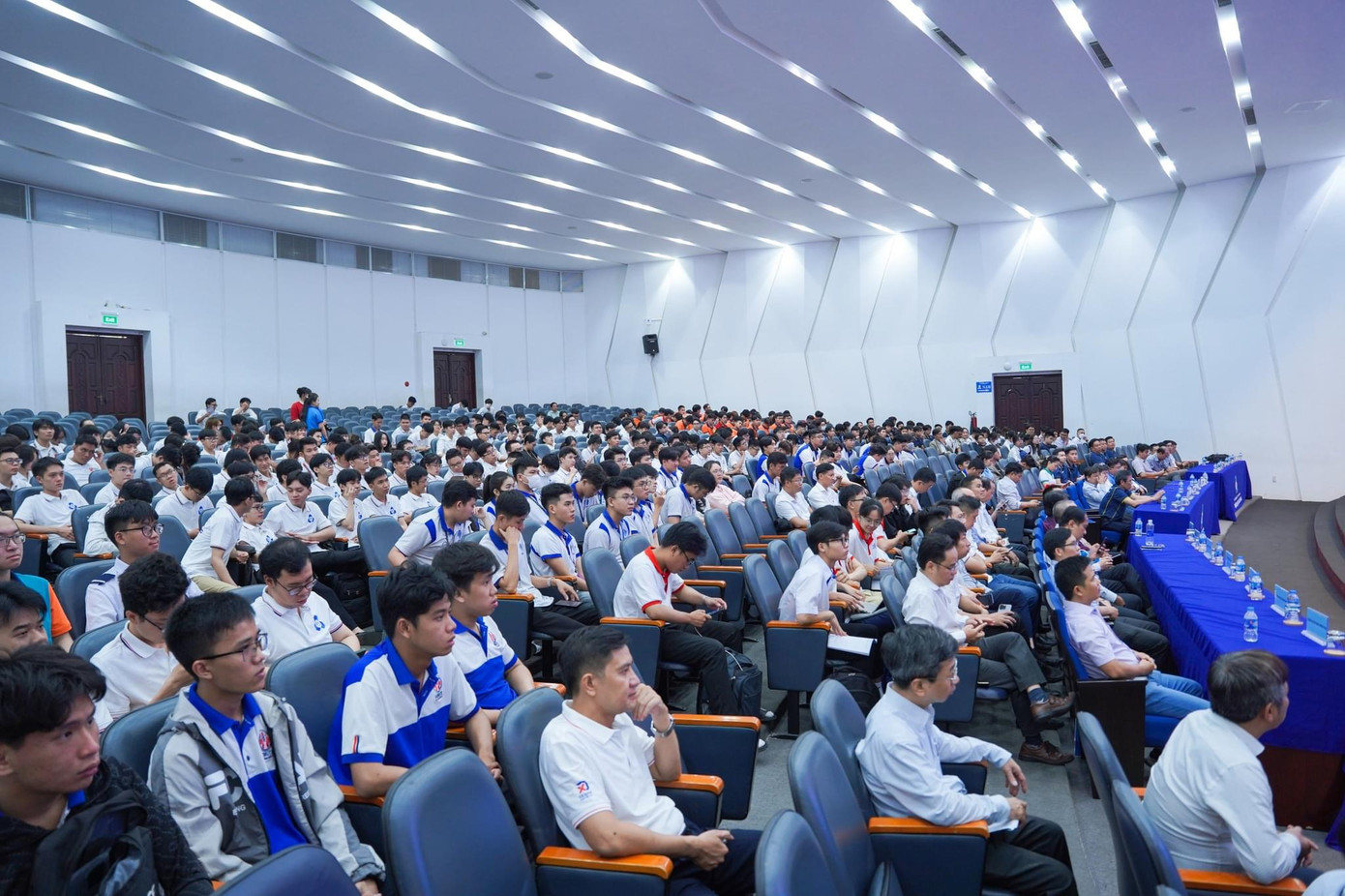 Rất đông các bạn sinh viên tham dự kỳ thi. Rất đông các bạn sinh viên tham dự kỳ thi.