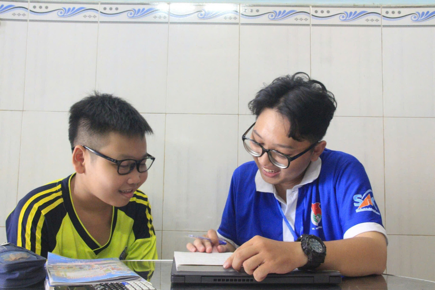 Qua mỗi chương trình, năng lượng từ các em nhỏ càng khiến Thiên Phú thêm tích cực trong các hoạt động tình nguyện. Qua mỗi chương trình, năng lượng từ các em nhỏ càng khiến Thiên Phú thêm tích cực trong các hoạt động tình nguyện.