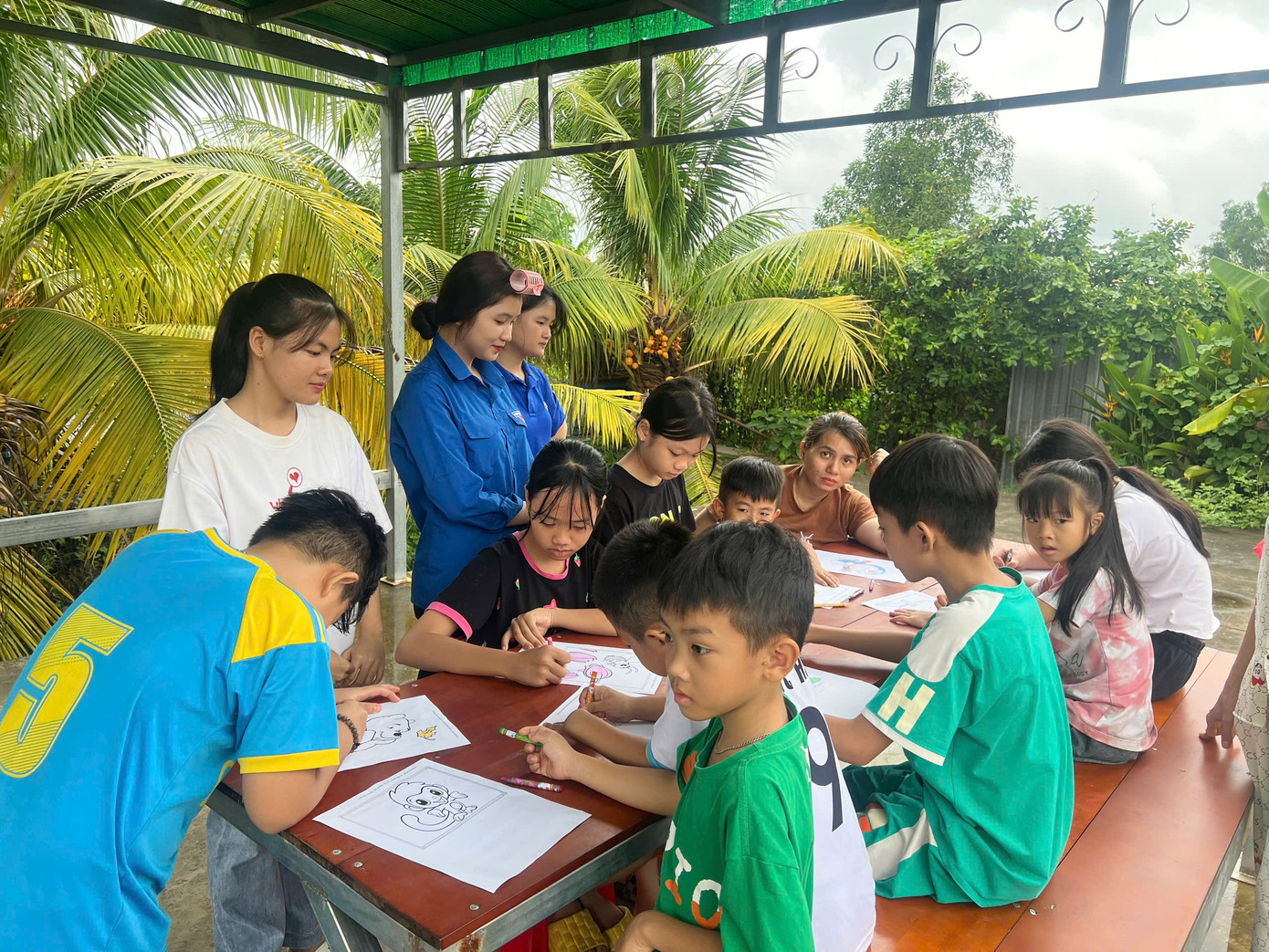 Những tiết học tiếng Anh vui nhộn của các bạn nhỏ tại lớp. Những tiết học tiếng Anh vui nhộn của các bạn nhỏ tại lớp.