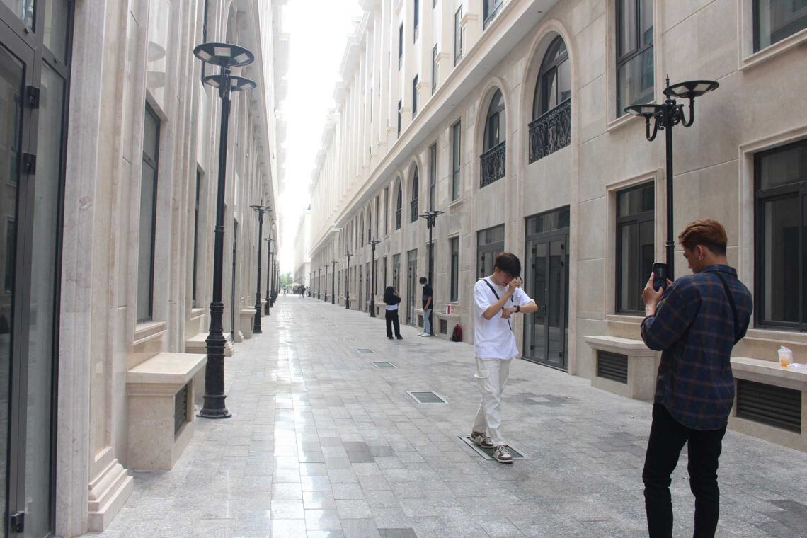 Các bạn trẻ thích thú chụp ảnh khung cảnh tựa trời Tây. Các bạn trẻ thích thú chụp ảnh khung cảnh tựa trời Tây.