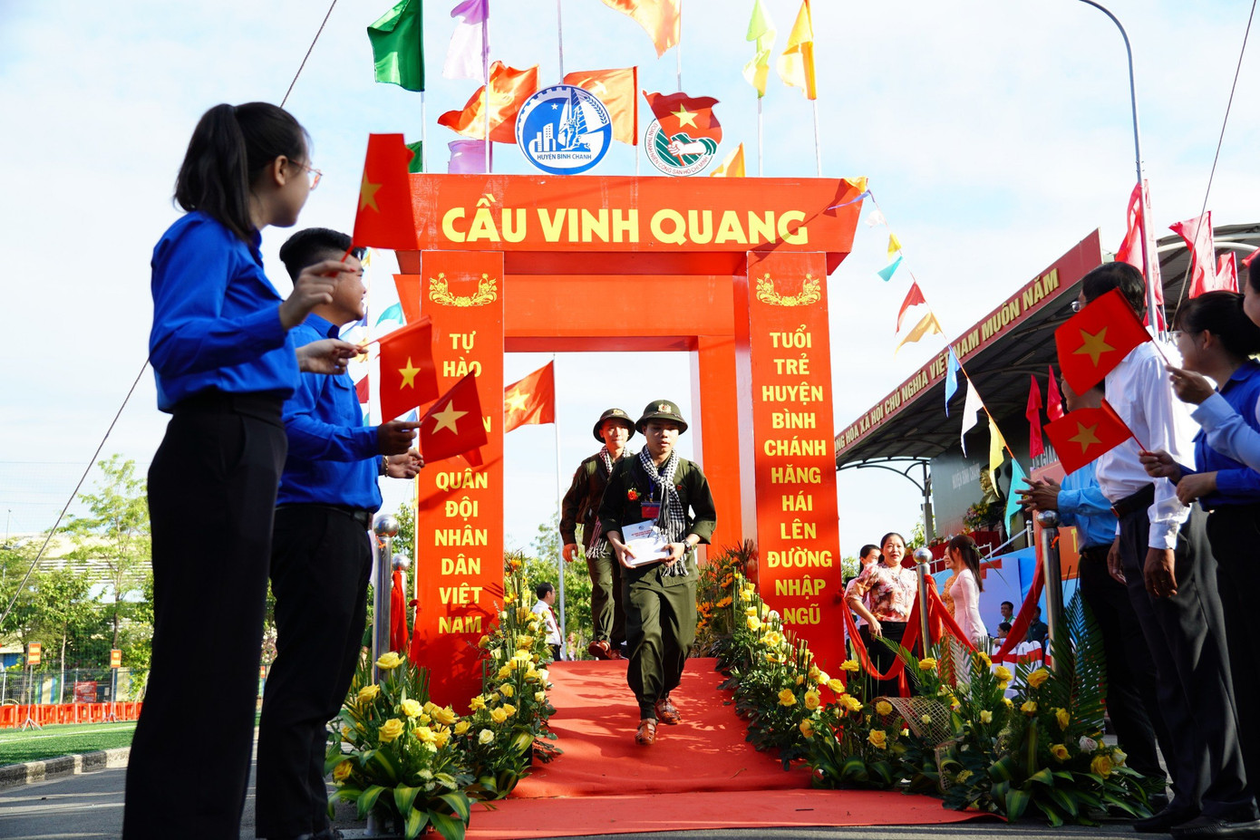 Nghi thức thanh niên lên đường nhập ngũ đi qua cầu vinh quang.