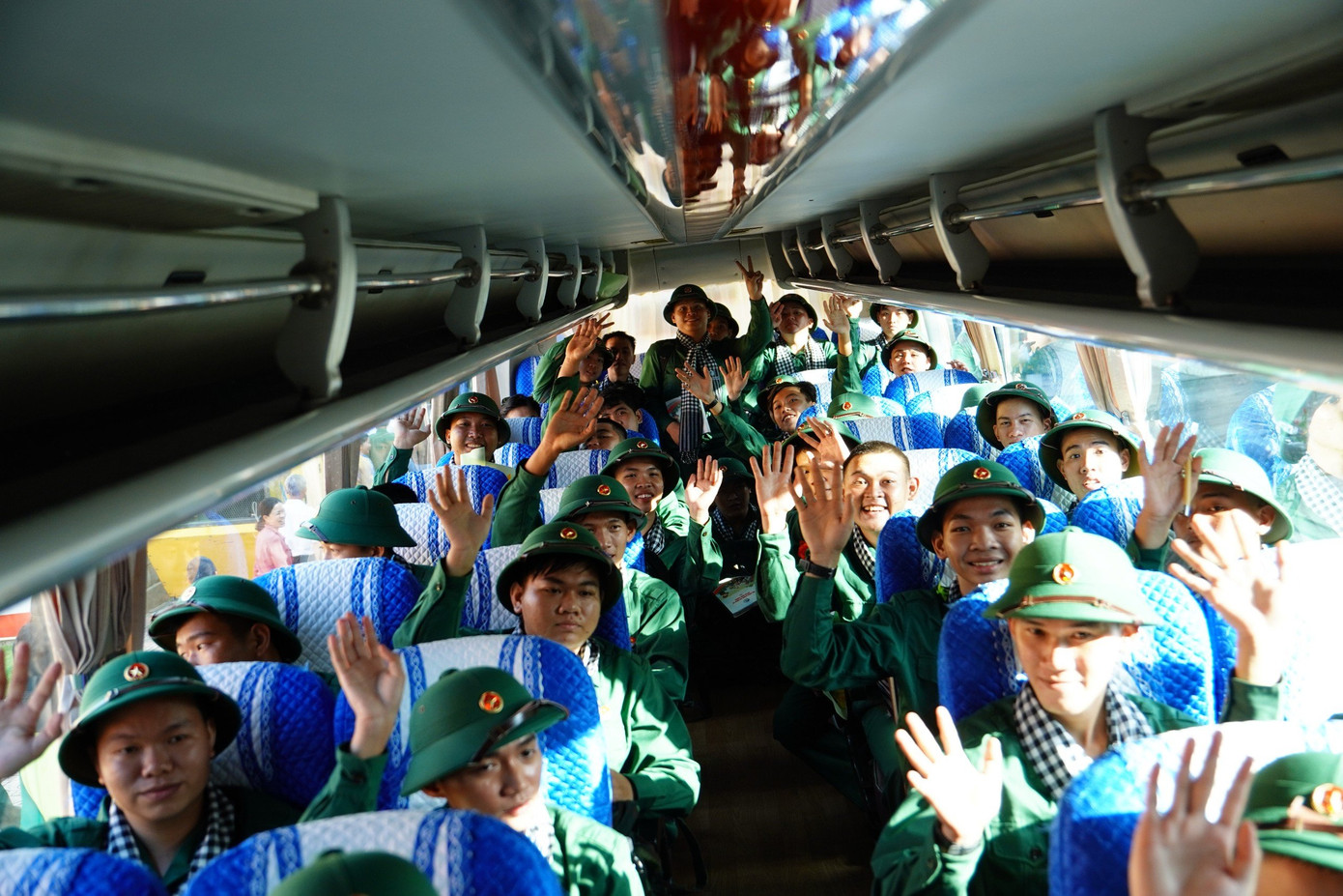 Ông Phan Văn Mãi - Chủ tịch UBND TP. HCM, Chủ tịch Hội đồng Nghĩa vụ quân sự thành phố đề nghị cần phát huy nguồn lực thanh niên nhập ngũ khi hoàn thành nghĩa vụ quân sự. Theo ông, nếu thành phố và ngành chức năng, cơ quan liên quan kiên trì và có kế hoạch lâu dài, những thanh niên có trình độ đại học cùng thời gian rèn luyện trong quân ngũ sẽ là cán bộ nòng cốt ở cơ sở: &quot;Chỉ cần mỗi năm phát huy được 5% lực lượng, trong 5 năm, sẽ có 1.000 cán bộ trưởng thành, đủ bố trí 2 - 3 người cho xã, phường&quot;.