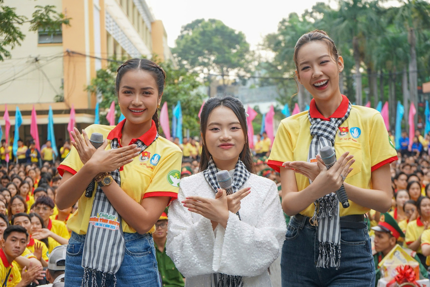 Ca sĩ Phương Mỹ Chi (giữa) cùng Hoa hậu Bảo Ngọc (trái), Hoa hậu Ngọc Châu đồng hành với Chiến dịch Xuân Tình nguyện năm 2025.