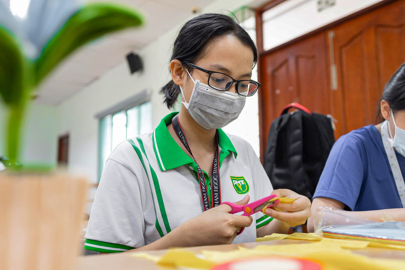 Các bạn sinh viên chuẩn bị cho buổi Lễ.