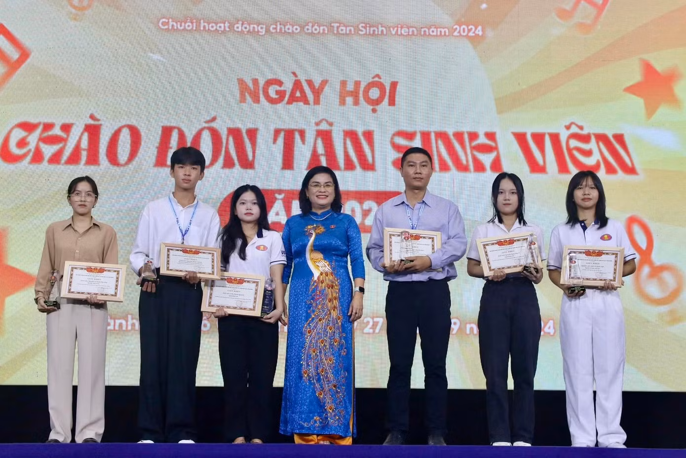 Tại Ngày hội, lãnh đạo nhà trường đã trao nhiều suất học bổng cho sinh viên. (Ảnh: NTCC)