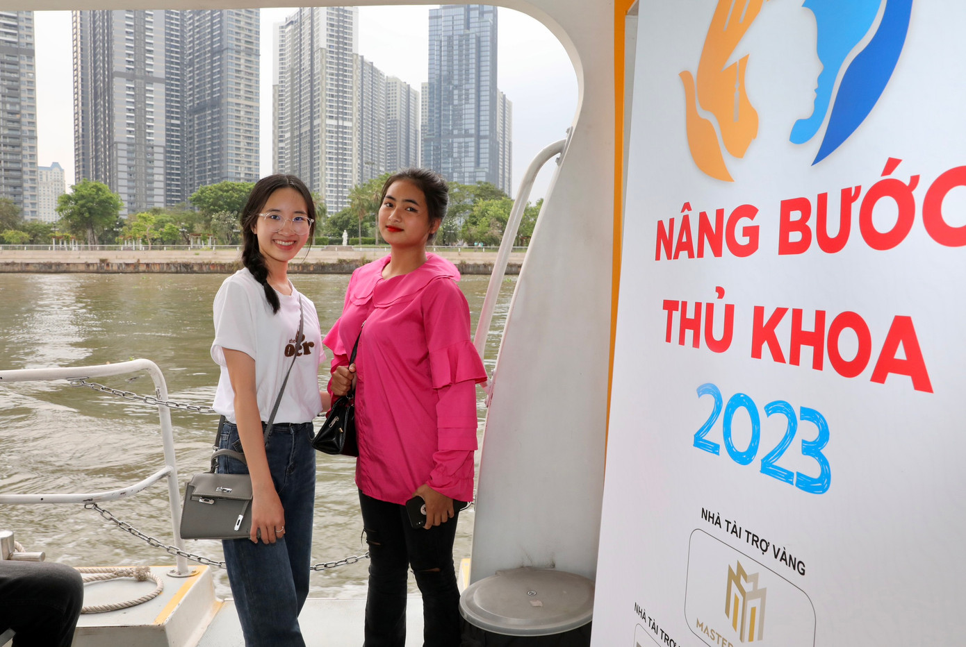 Các bạn sinh viên được ngắm nhìn các điểm đến dọc hai bờ sông Sài Gòn qua các trạm của tuyến buýt sông. Các bạn cũng được nghe hướng dẫn về các địa danh mà buýt sông đi qua.