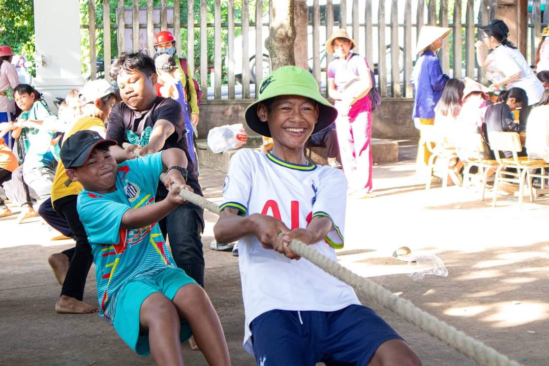 Nụ cười nở trên môi của các em thiếu nhi khi tham gia hoạt động. Được biết, vì nhà đều xa trung tâm, đi lại khó khăn nên đây là một trong những dịp hiếm hoi để các em được tiếp xúc với các hoạt động thú vị, đầy màu sắc. Nụ cười nở trên môi của các em thiếu nhi khi tham gia hoạt động. Được biết, vì nhà đều xa trung tâm, đi lại khó khăn nên đây là một trong những dịp hiếm hoi để các em được tiếp xúc với các hoạt động thú vị, đầy màu sắc.